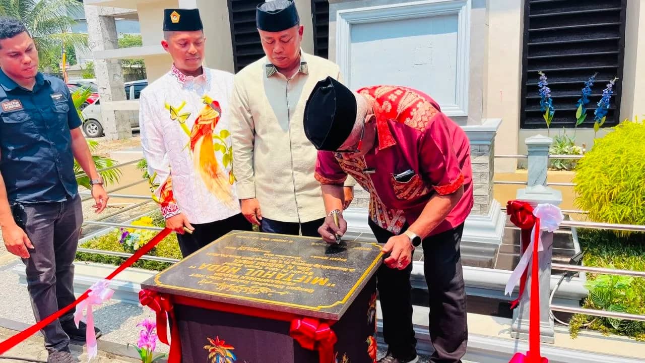 Bupati Mimika, Johannes Rettob meresmikan Masjid Miftahul Huda dan penandatanganan prasasti