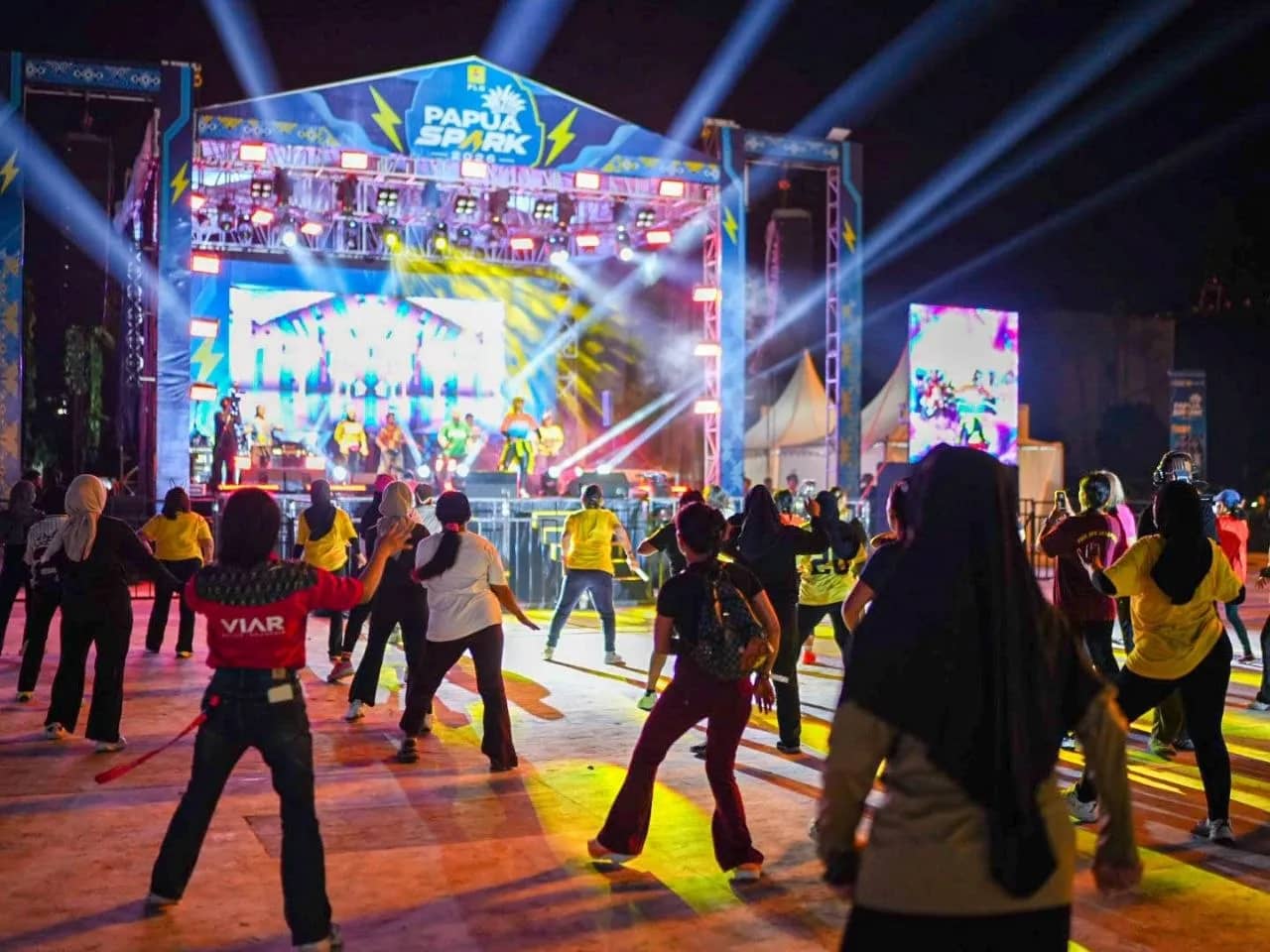 Masyarakat antusias mengikuti kegiatan _Power Zumba Night_ yang memeriahkan dan memancarkan energi positif di hari pertama Papua Spark 2026.