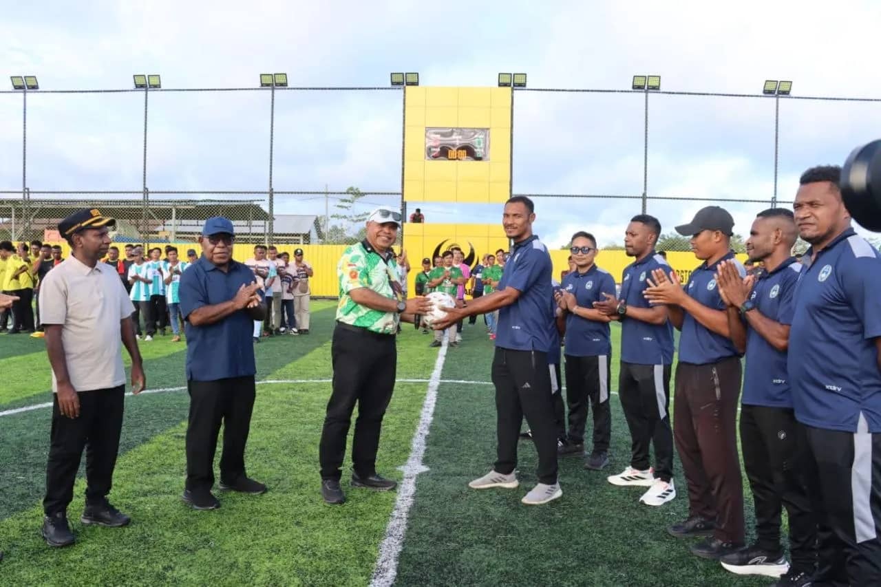 Kapolda Papua Tengah Brigjen bersama Wakil Bupati Mimika menyerahkan bola sebagai tanda dibukanya Turnamen Mini Soccer Kapolda Papua Tengah Cup IV 2026 di Goldstone Arena Mini Soccer, Timika.