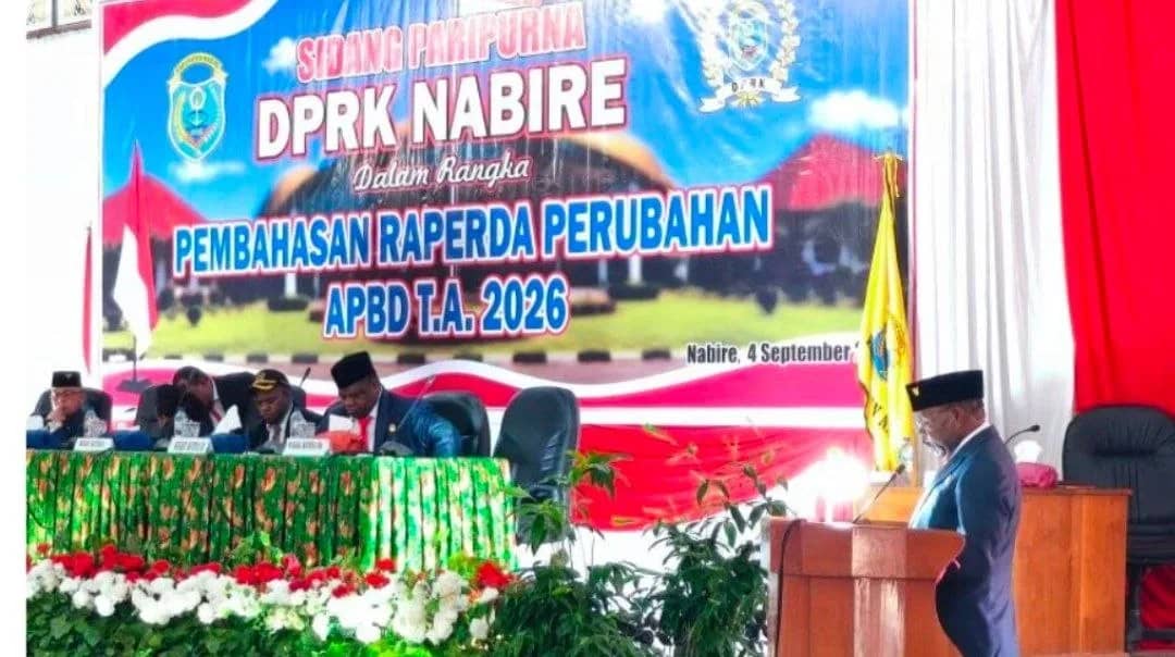 Bupati Nabire Mesak Magai memaparkan Perubahan APBD 2026 dalam Sidang Paripurna DPRK Nabire di Nabire