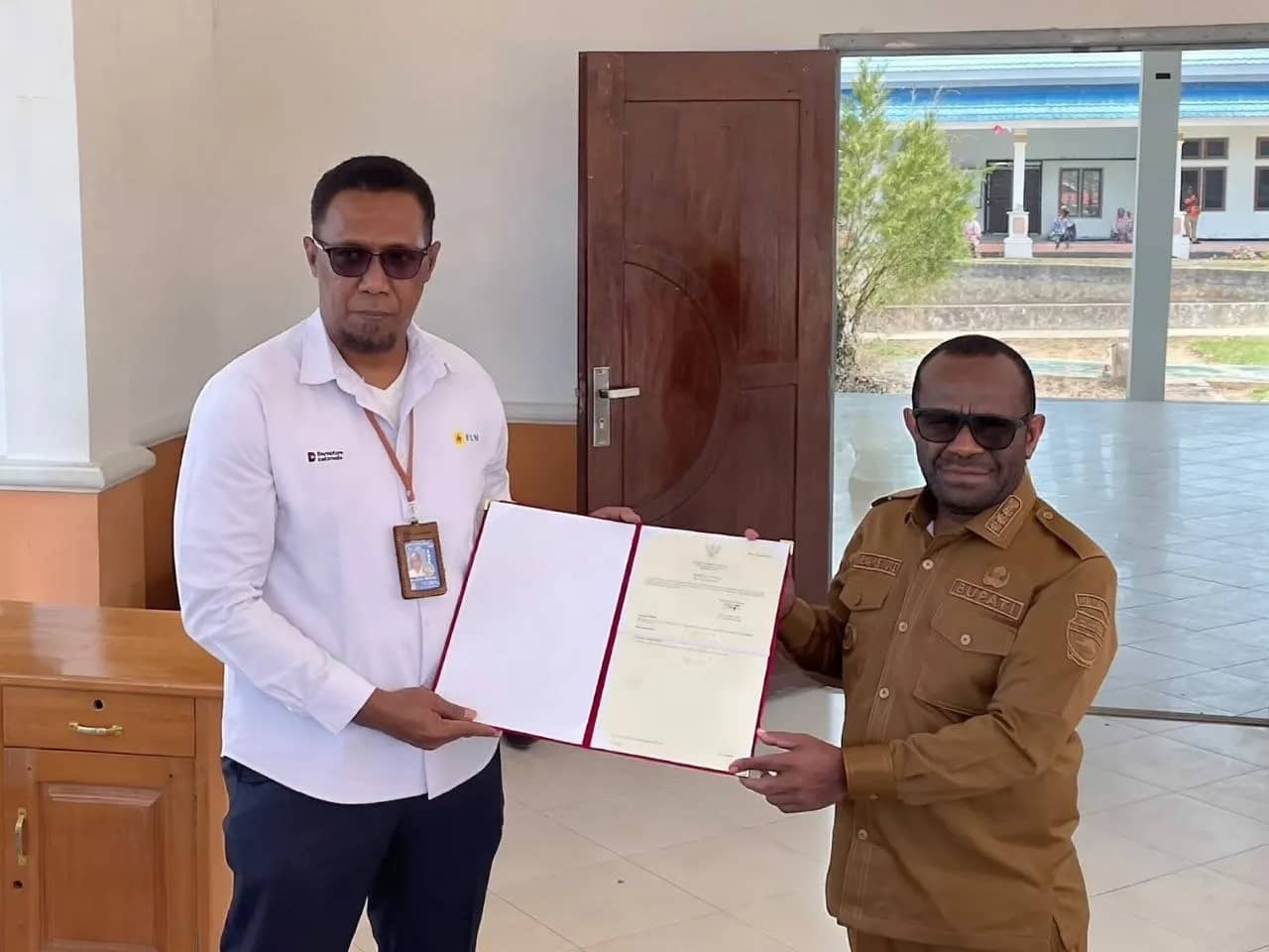 PLN bersama Pemerintah Kabupaten Deiyai dalam penyerahan hibah aset tanah yang berlokasi di Jalan PLN, Wagete 1, Kabupaten Deiyai, untuk mendukung penguatan infrastruktur kelistrikan di daerah.