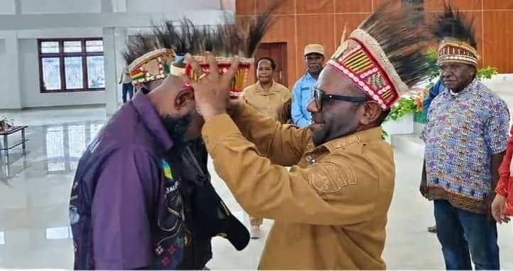 Ilustrasi berita Papua Tengah: Bupati Deiyai Lantik 72 Kepala Suku, Perkuat Peran Adat Dukung Keamanan dan Pembangunan Daerah