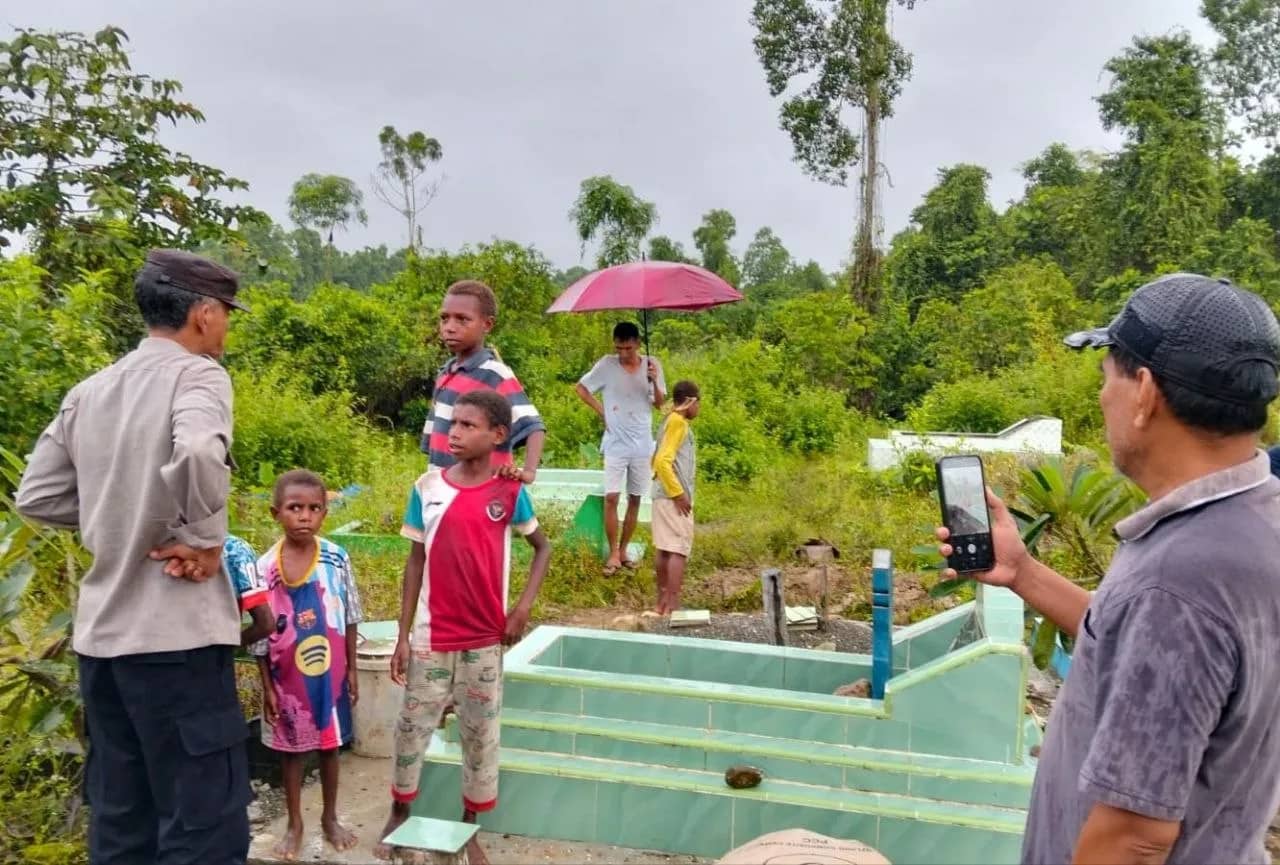 Tampak polisi bersama warga mendatangi TKP.