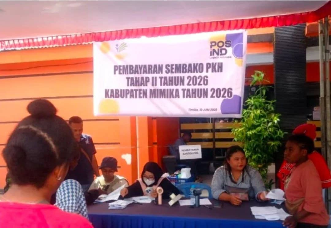Petugas Kantor PT Pos Indonesia Timika sedangan melayani penyaluran bansos sembako dan Program Keluarga Harapan (PKH) kepada KPM Timika