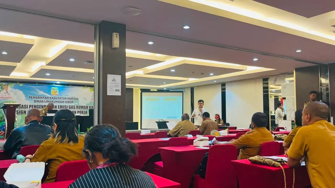 Suasana pelatihan yang digelar Dinas Lingkungan Hidup Mimika di Hotel Horison Diana Timika.