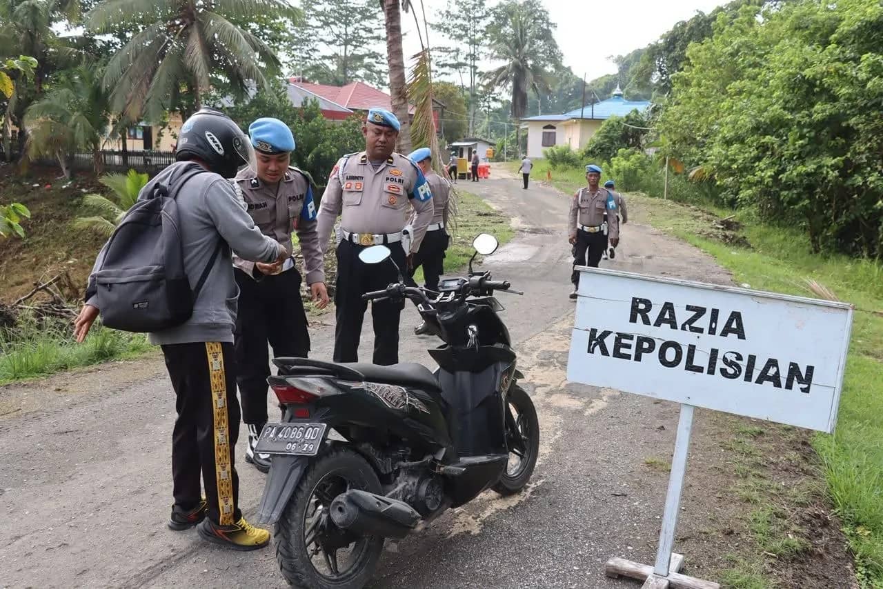 Propram Polda Papua saat melakukan pemeriksaan kelengkapan anggota personel Polres Sarmi