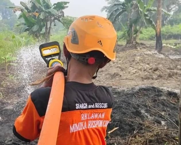 Arie Agung Perdana saat berupaya memadamkan api