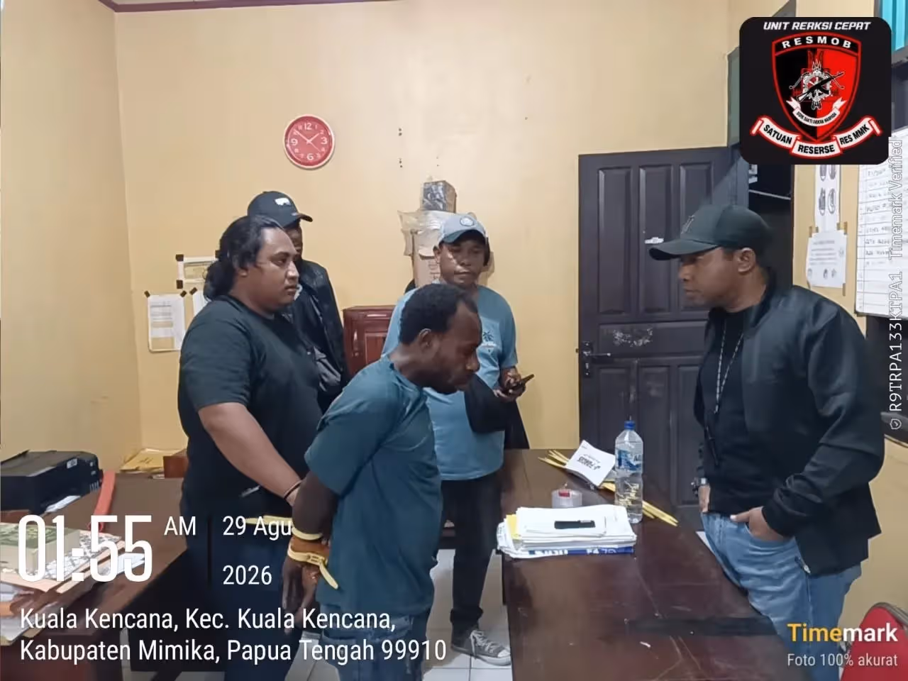Salah satu pelaku saat diamankan di Mapolres Mimika.