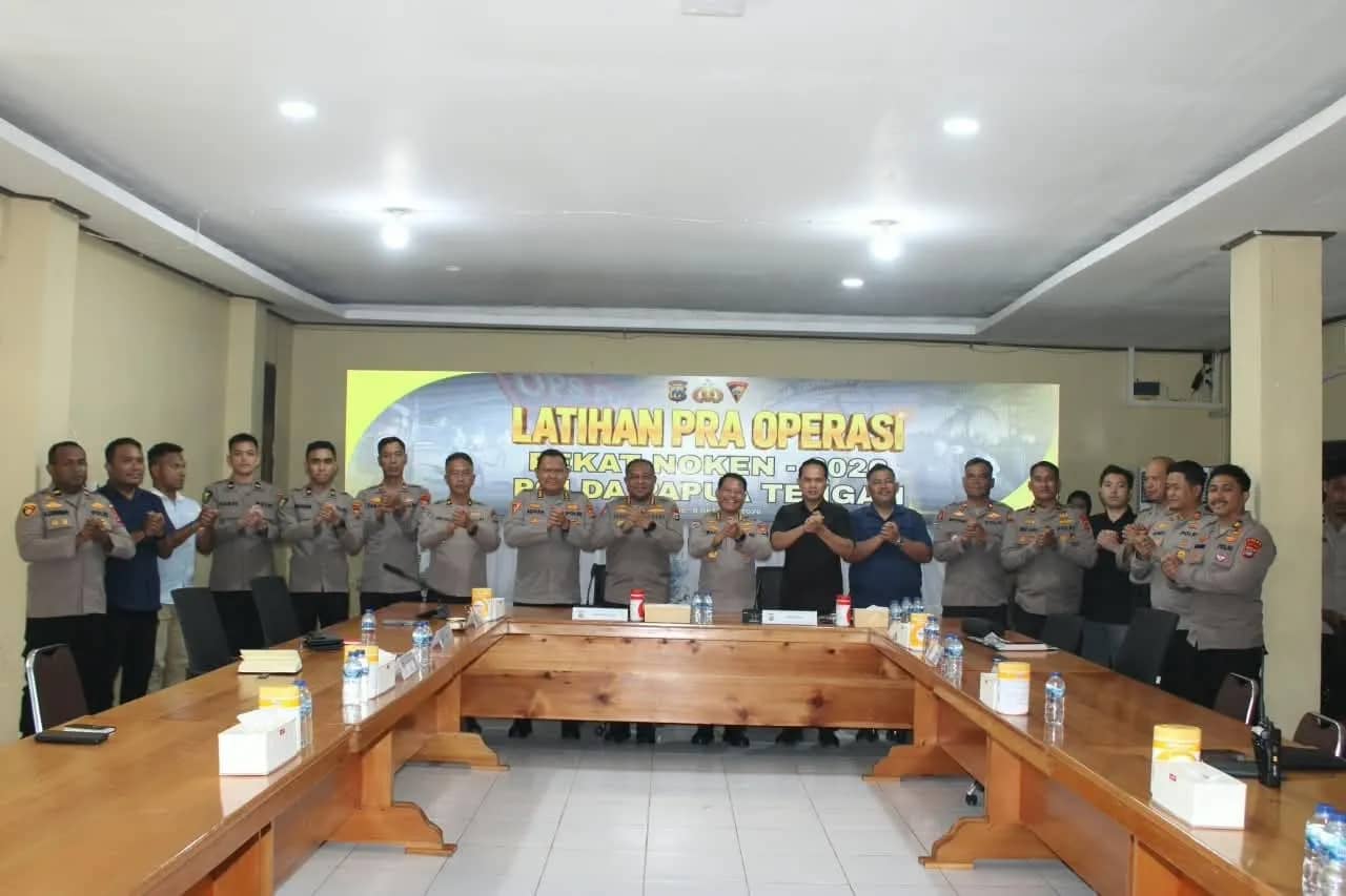 Wakapolda Papua Tengah Kombes Pol. Dr. Gustav R. Urbinas saat memimpin rapat Operasi Pekat Noken 2026 di lingkungan Polda Papua Tengah.