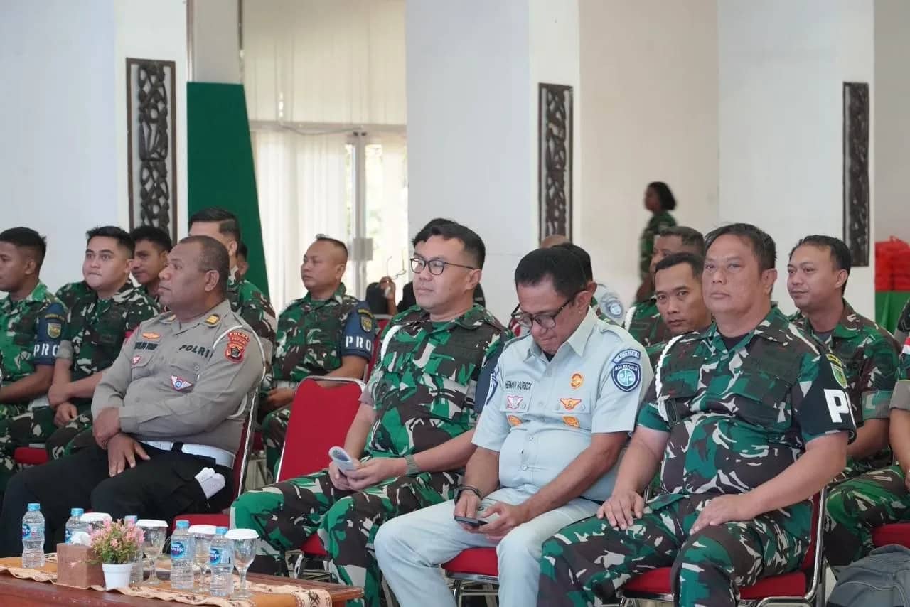 Personel Kodam XVII/Cenderawasih saat mengikuti sosialisasi tertib berlalu lintas