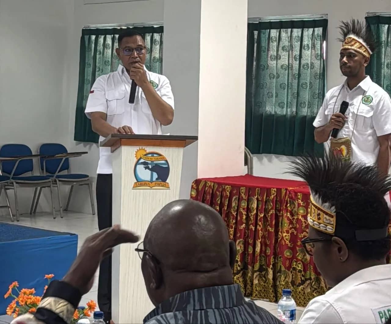 Ketua Panitia Archery Exhibition PERPANI Mimika, AKP Doroteus Jemalut, S.E., saat menyampaikan pentingnya mengembangkan panahan dari tradisi Papua menjadi olahraga modern berprestasi.