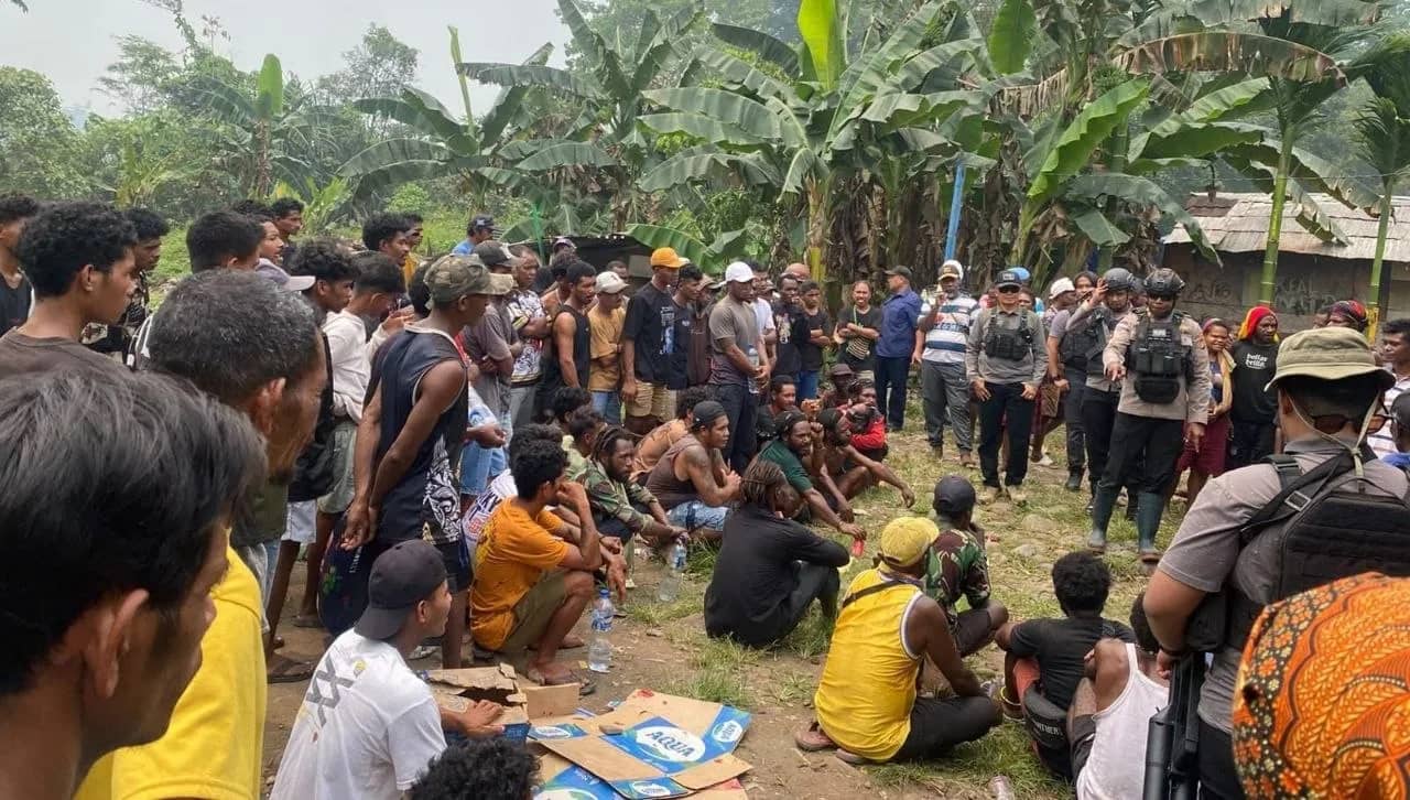 Polisi saat mendamaikan dua kelompok di area pendulangan Mile 38, Distrik Kuala Kencana, Sabtu (11/10).