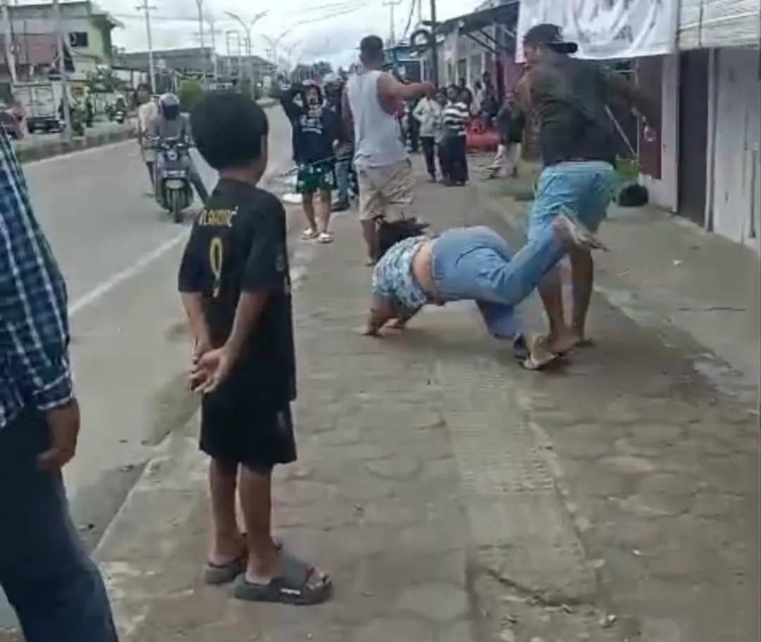 Capture foto saat salah satu pelaku menjambak rambut korban.