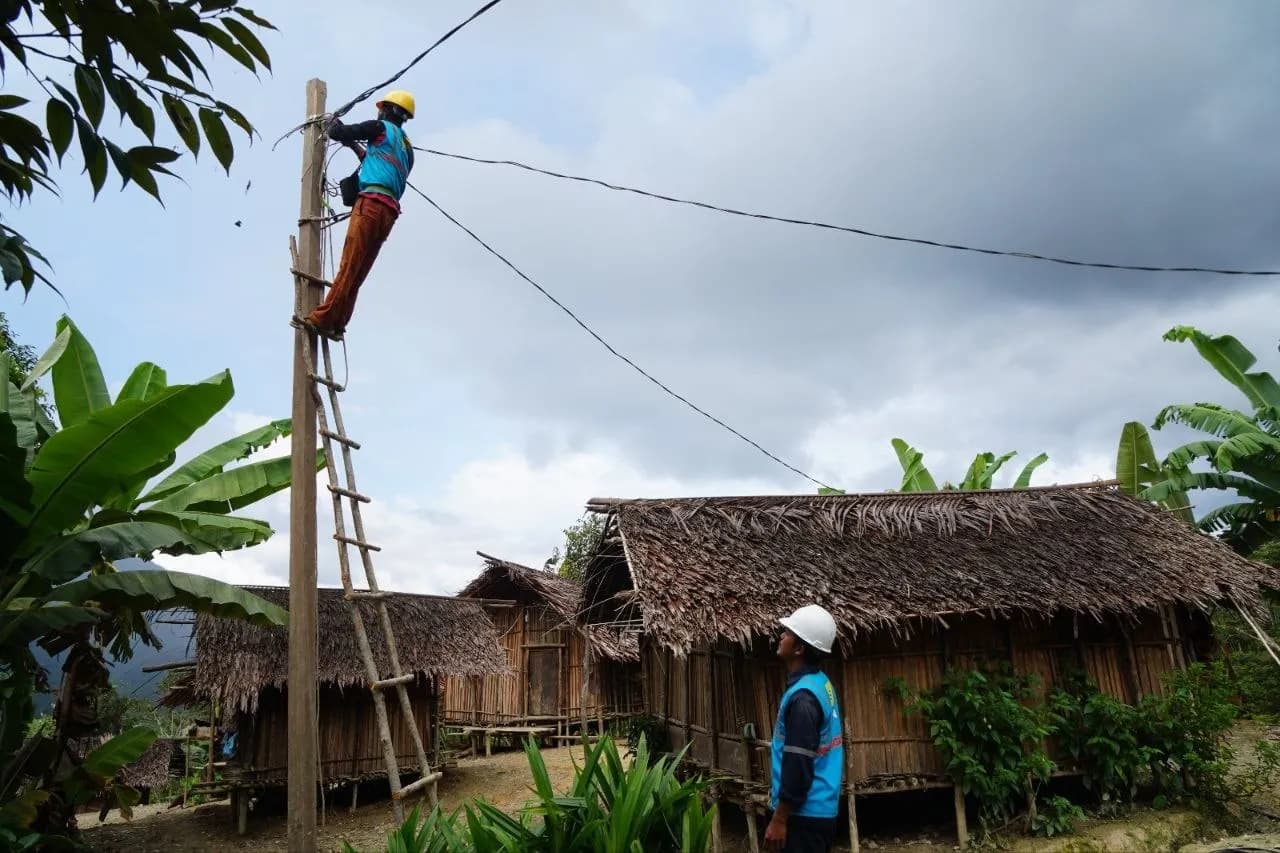 Ilustrasi berita Papua Tengah: PLN Terangi 128 Desa di Pelosok Papua, 199 Desa Lain Jadi Target Elektrifikasi hingga 2027