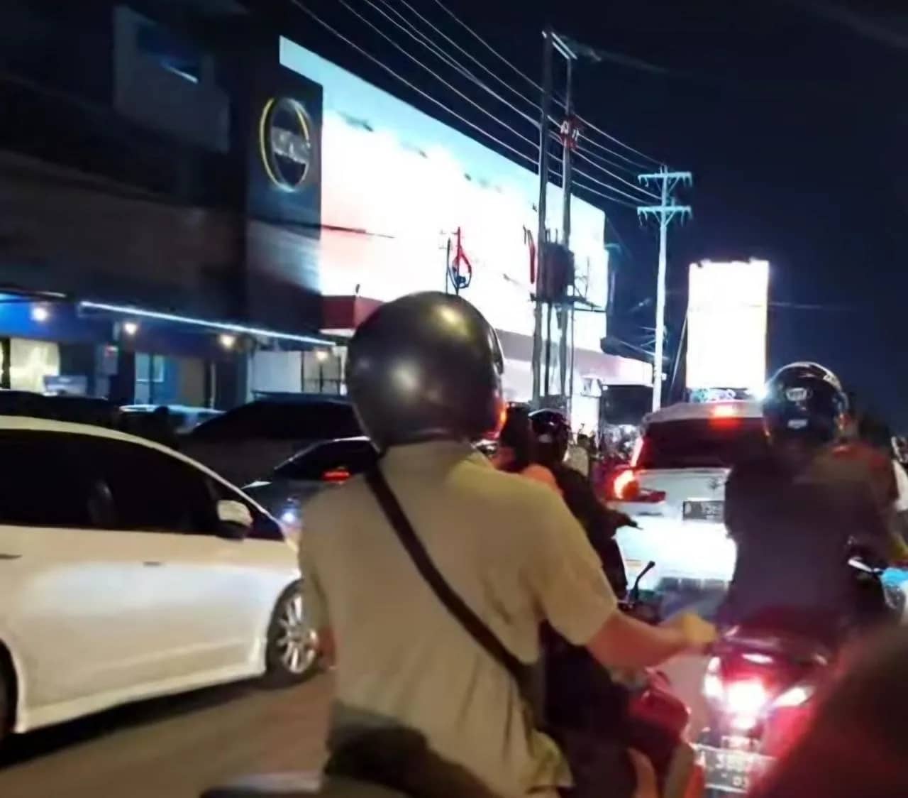 Ilustrasi berita Mimika: Timbulkan Kemacetan Parah, Warga Keluhkan Kendaraan Parkir di Badan Jalan Depan Toko Azko Timika