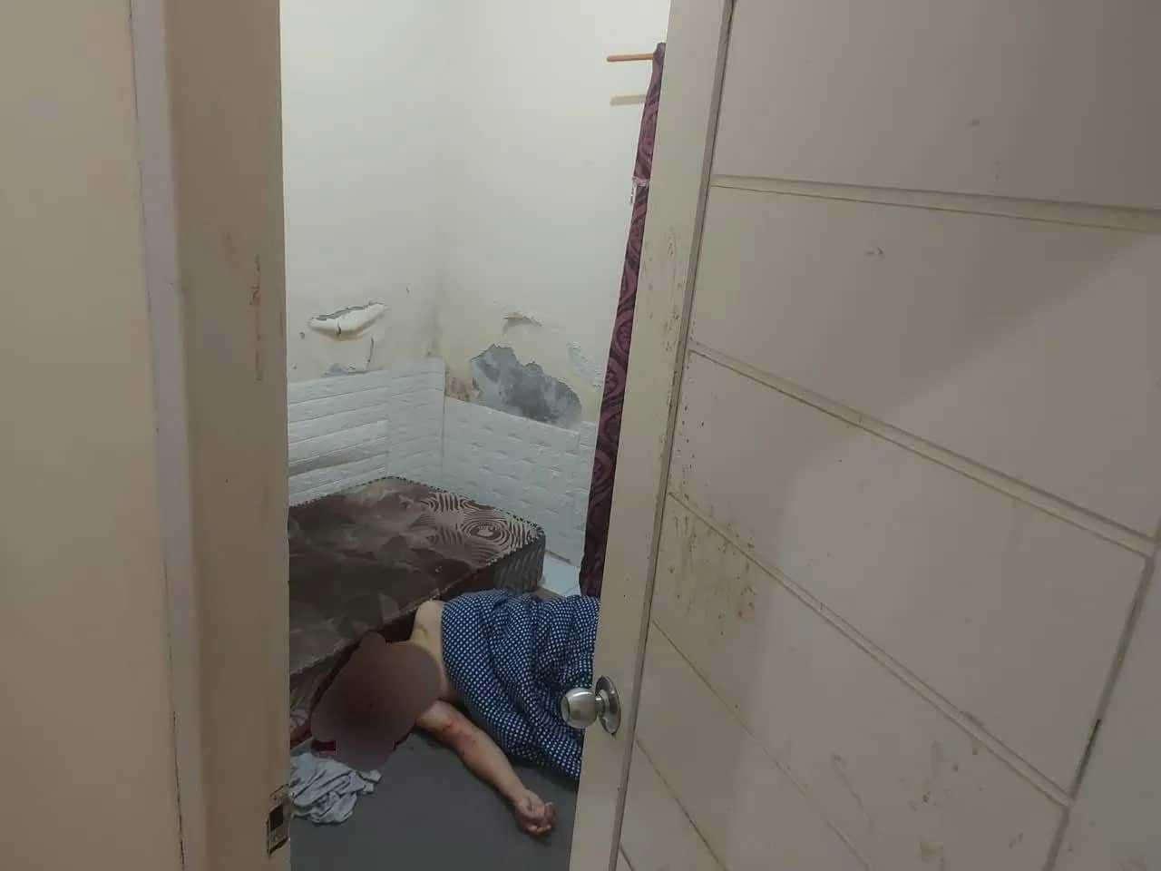Korban saat ditemukan tergeletak.