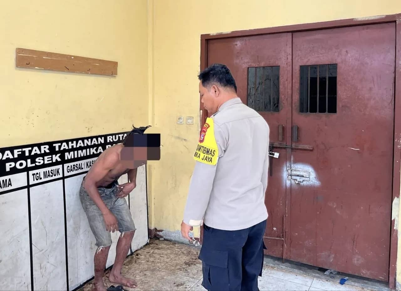 Salah satu pemuda mabuk saat diamankan polisi di Polsek Mimika Baru.