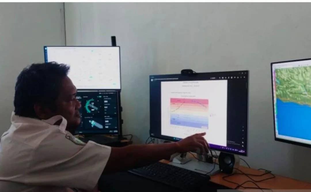 Prakirawan BMKG Timika Dwi Christianto sedang menunjuk grafik fenomena cuaca di wilayah Kabupaten Mimika