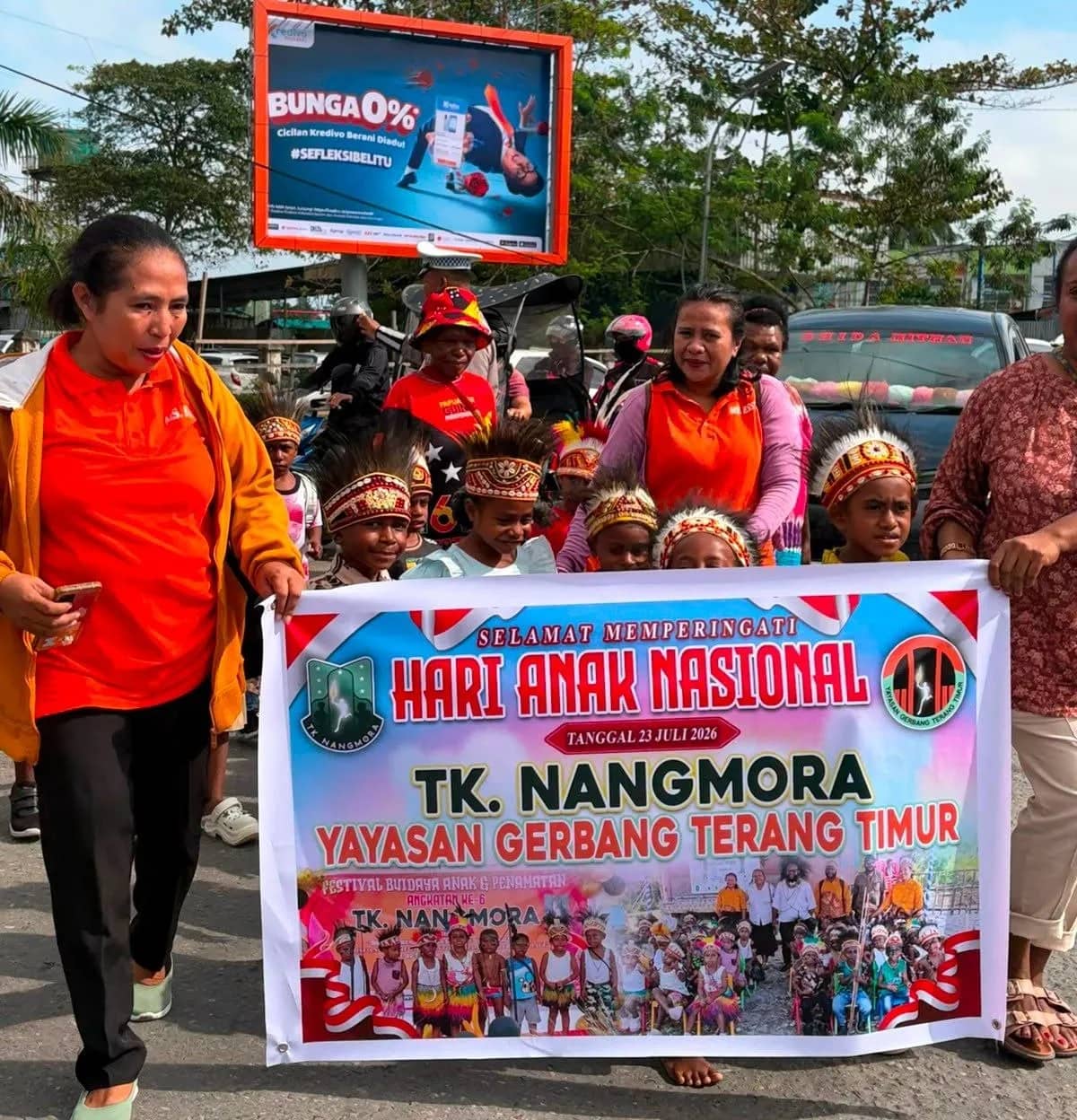 Nampak peserta pawai budaya dalam rangka peringatan Hari Anak Nasional (HAN) ke-42 Tahun 2026 di Mimika yang digelar Kamis (23/7).