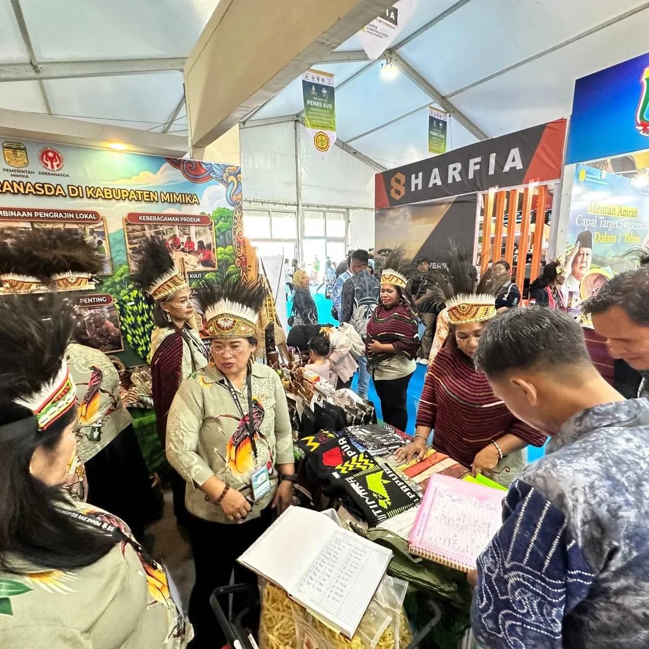 Stand Dekranasda Mimika, PENAS XVII Gorontalo 2026 yang menampilkan produk unggulan Mimika, daun gatal Papua, minyak daun gatal dan noken Papua.