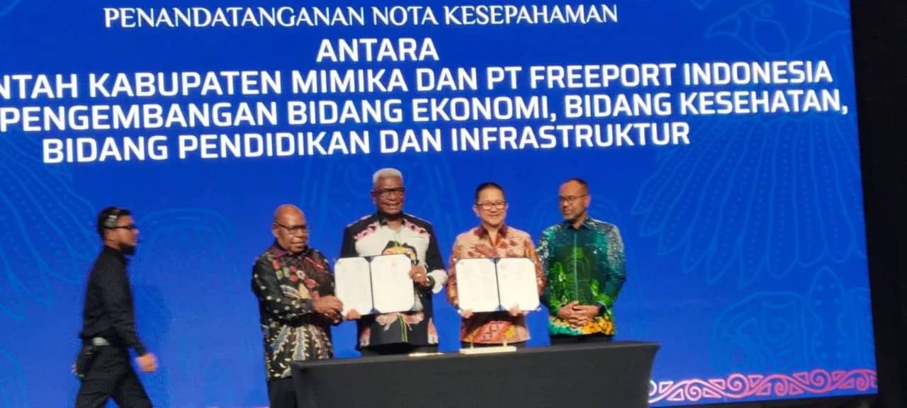 Bupati Mimika Johannes Rettob, Wakil Bupati Mimika Emanuel Kemong, Presiden Direktur PT Freeport Indonesia Tony Wenas dan Claus Wamafma usai menandatangani nota kesepahaman (MoU) kerja sama strategis di bidang pendidikan, kesehatan, ekonomi, sumber daya manusia, dan infrastruktur di Jakarta, Rabu (17/6/2026).