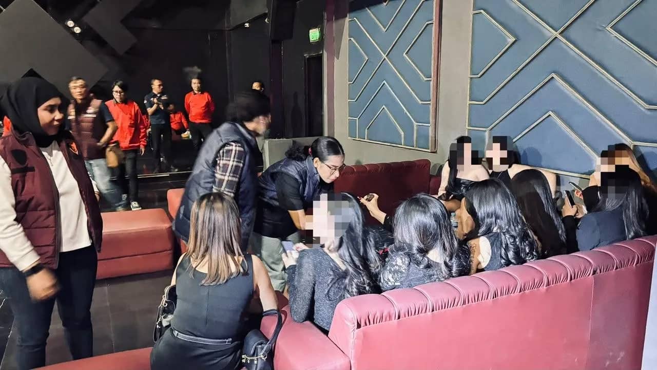 Polisi saat melakukan pemeriksaan di tempat hiburan