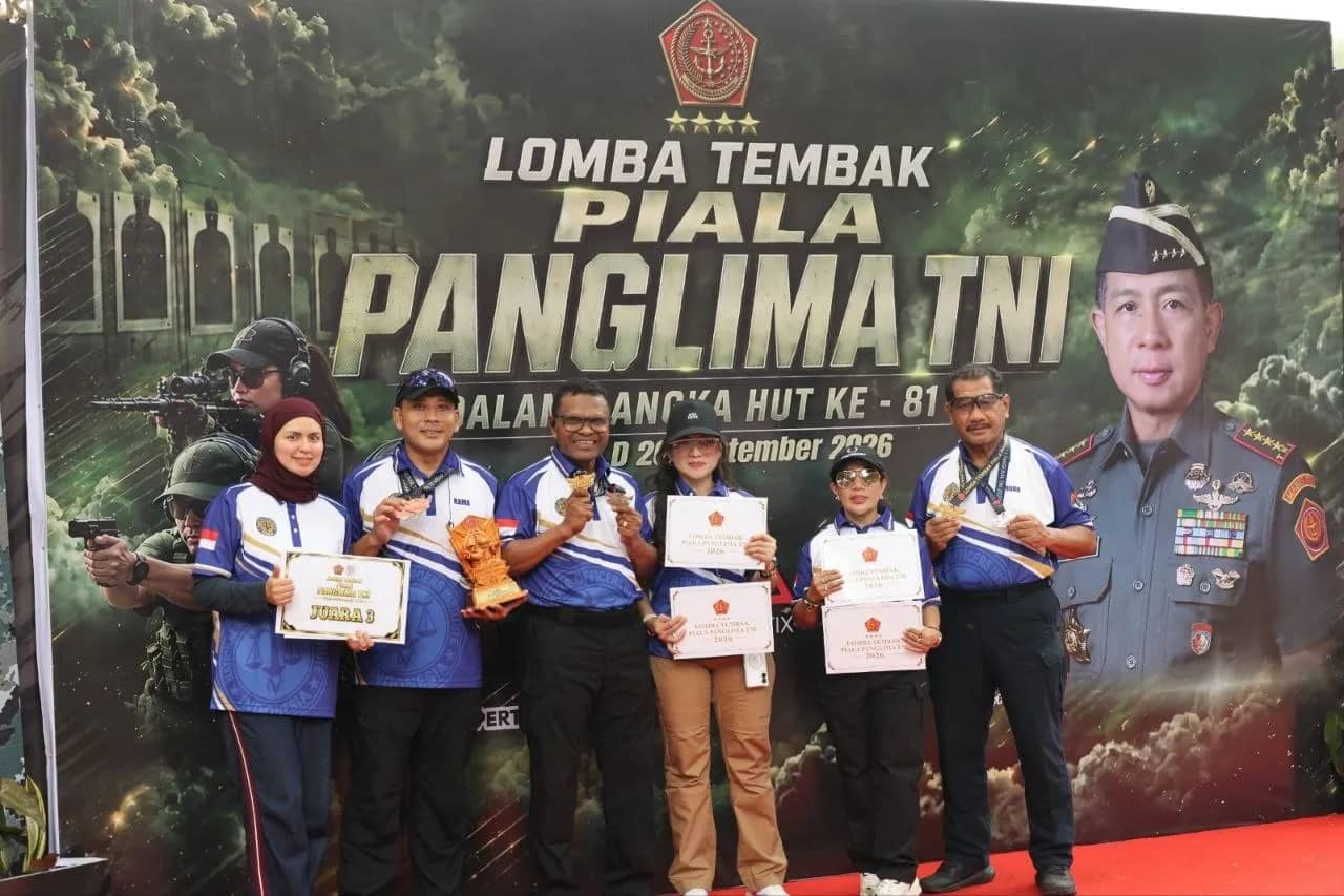 Kapolda Papua bersama jajaranya dan perbaikin saat menerima piala lomba menembak Piala panglima TNI