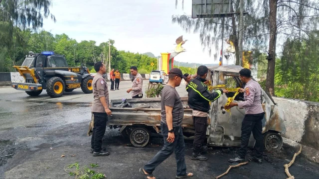 Ilustrasi berita JAYAPURA: Mobil Gran Max Terbakar Usai Kecelakaan Tunggal di Ringroad Jayapura, Dua Orang Meninggal Dunia