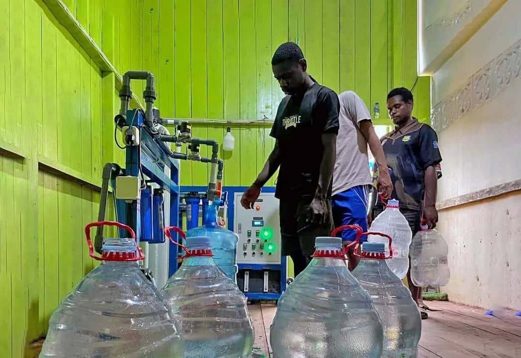 Warga mengantri untuk mendapatkan air bersih yang dihasilkan dari mesin pengolahan air bantuan PLN melalui Program TJSL. Kehadiran fasilitas ini sangat membantu memenuhi kebutuhan air bersih sehari-hari bagi jemaah Masjid Saiful Al-Bukhori serta masyarakat sekitar.