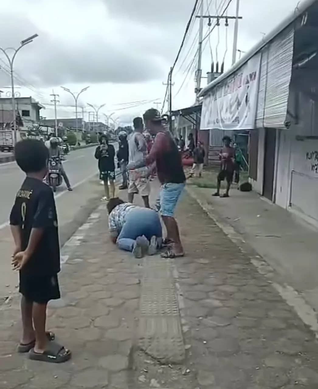 Video dugaan pengeroyokan terhadap Ibu Margerta Peres di Jalan Yos Sudarso Timika beredar luas.