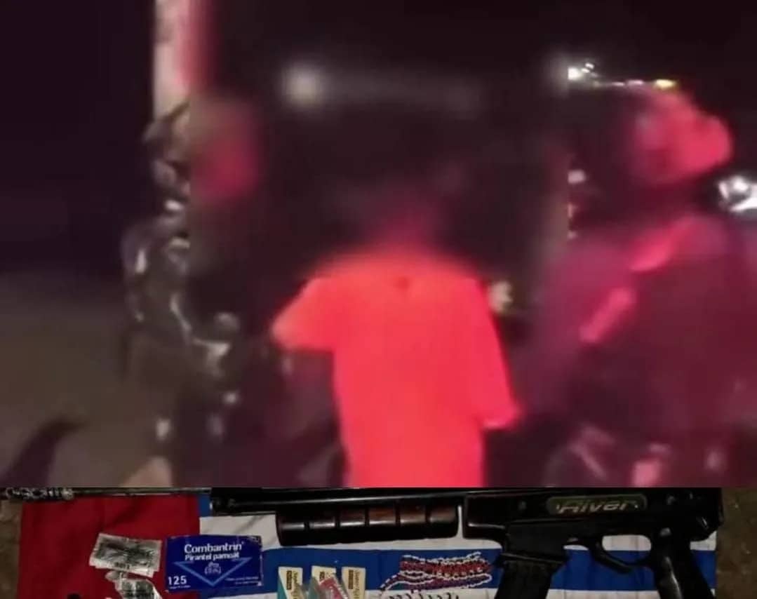 Zakarias Fatem saat diamankan aparat keamanan bersama sejumlah barang bukti.