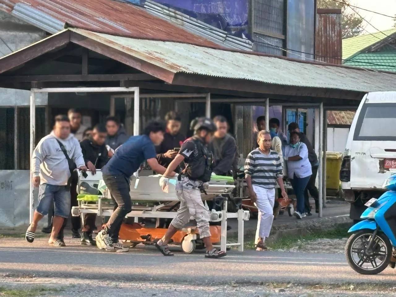 Polisi saat melakukan evakuasi terhadap para korban.