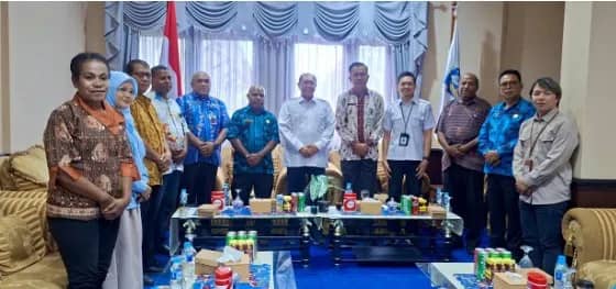 Foto bersama perwakilan Direktorat Jenderal Pengembangan Ekonomi dan Investasi Desa Kemendes PDT, Prof. Dr. Suprapedi, M.Eng.Sc., bersama Asisten II Bidang Perekonomian dan Pembangunan Sekretariat Daerah Kabupaten Jayapura, Dr. Abdul Rahman Basri, S.Sos., M.KP., di Ruang VIP Bupati Jayapura. Kamis (4/6/2026)