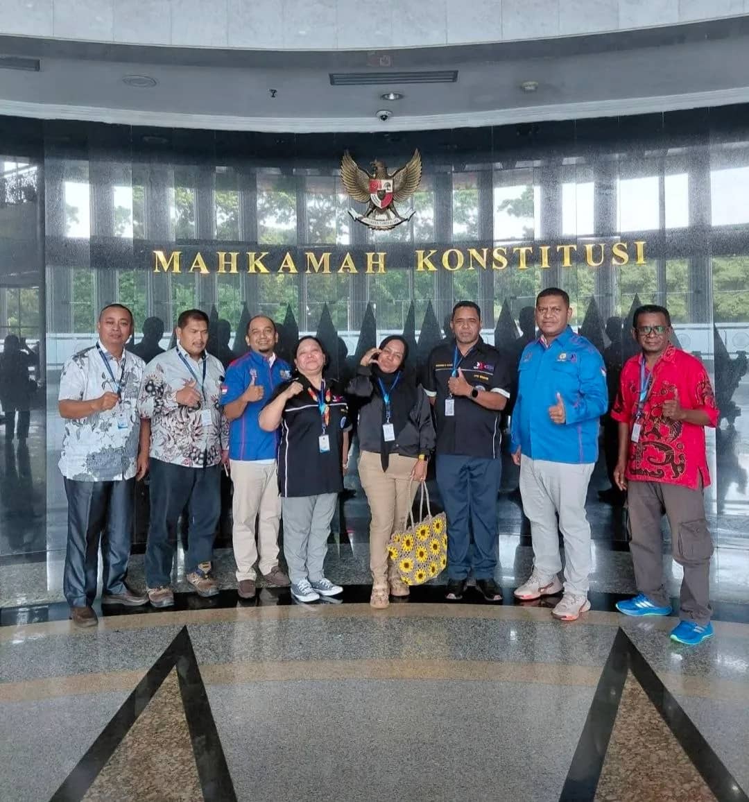 Para penggugat bersama sejumlah pengurus serikat pekerja dan pemberi keterangan berpose bersama di Kantor Mahkamah Konstitusi RI, Jakarta. (Foto Istimewa)