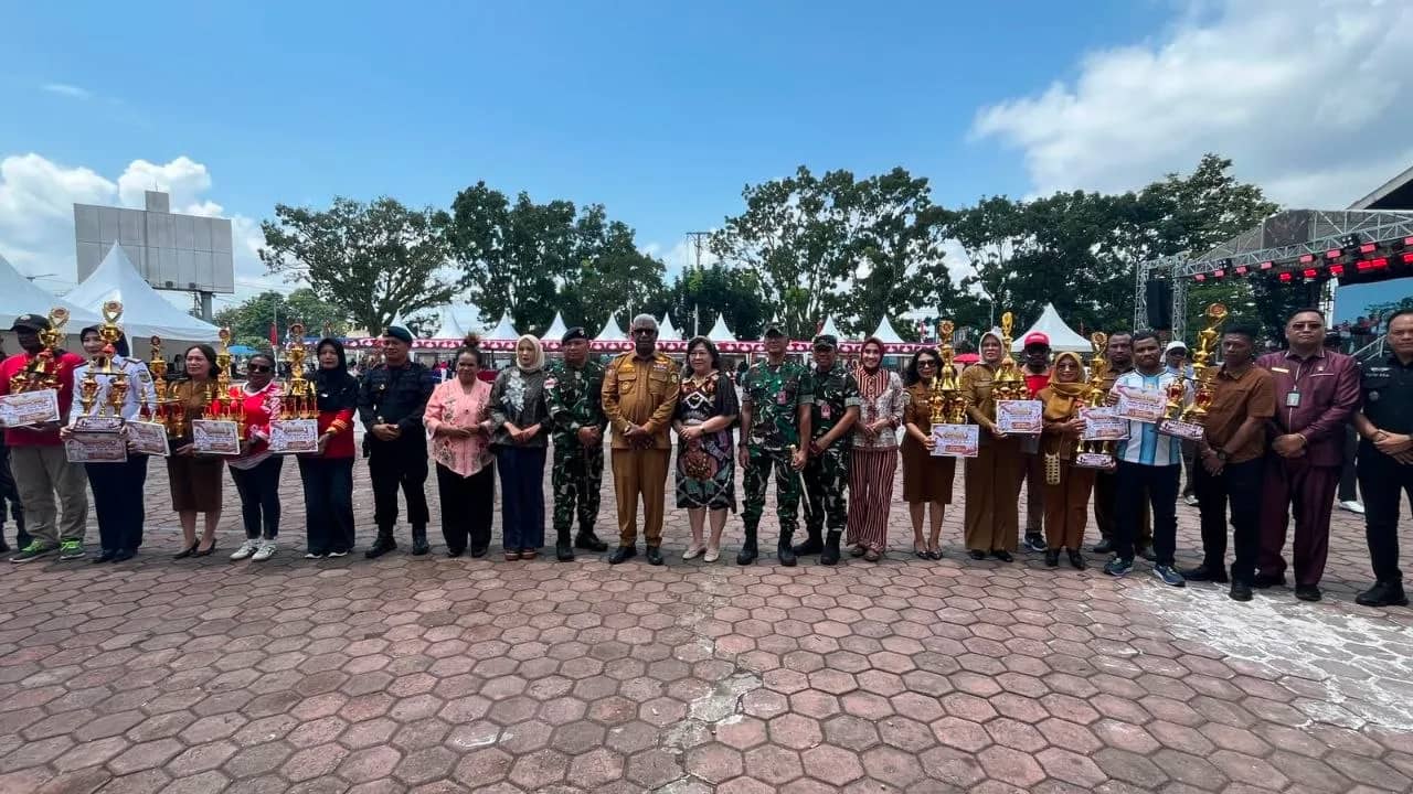 Bupati Mimika Johannes Rettob bersama para pemenang lomba HUT ke-81 Kemerdekaan RI di Kabupaten Mimika.