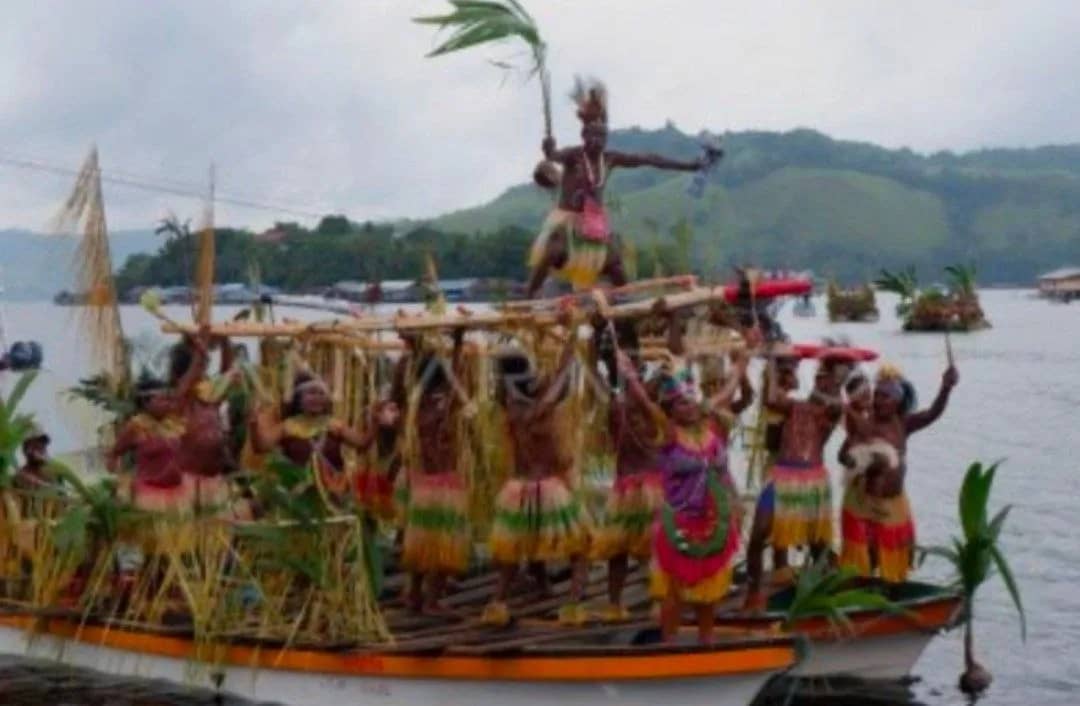 Tarian Isosolo, salah satu tarian yang disajikan saat Festival Danau Sentani di Kalkote