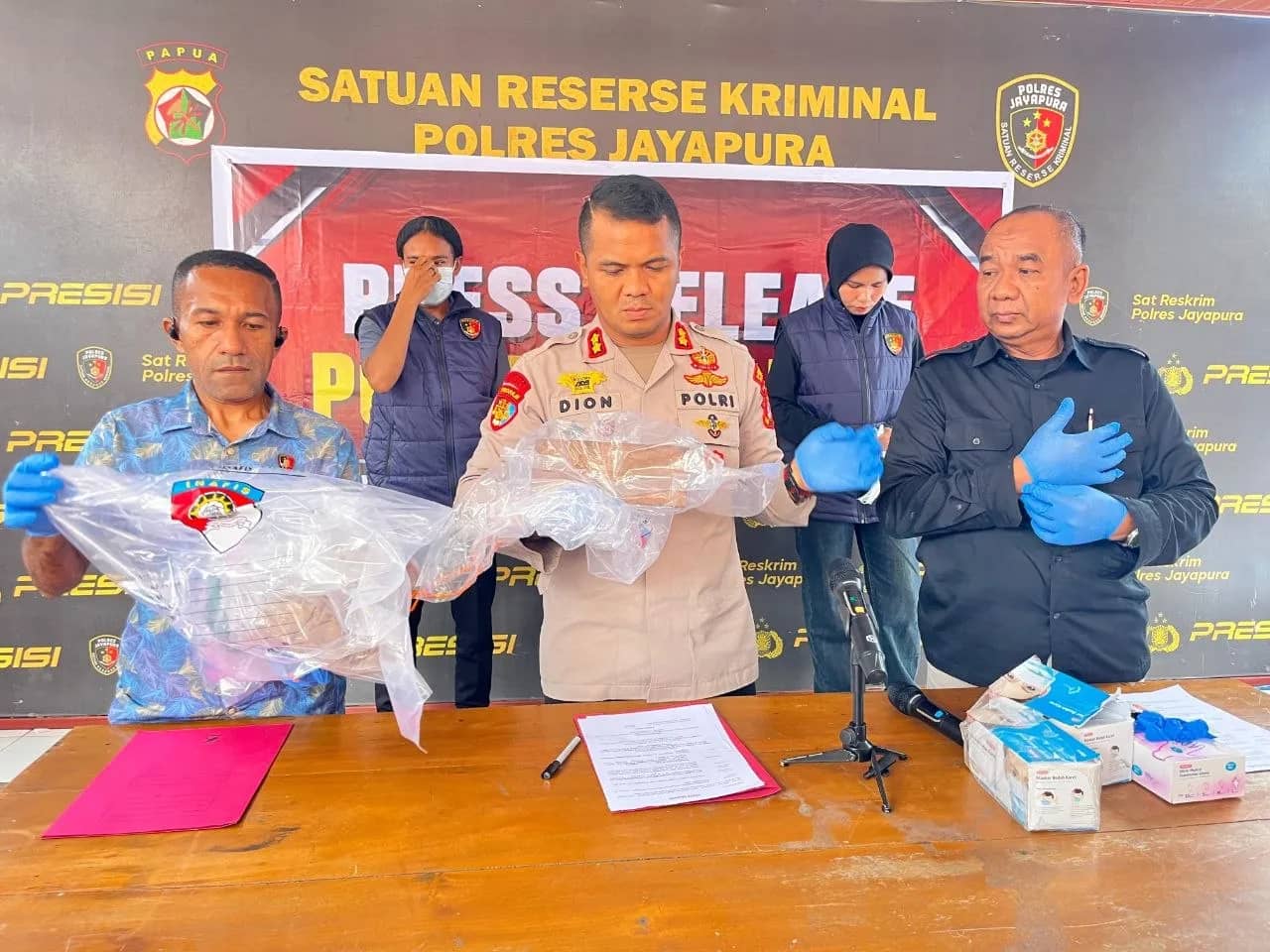 Polisi saat mengamankan ibu korban yang ditetapkan sebagai tersangka kasus penganiayaan hingga menyebabkan anak kandungnya meninggal dunia.