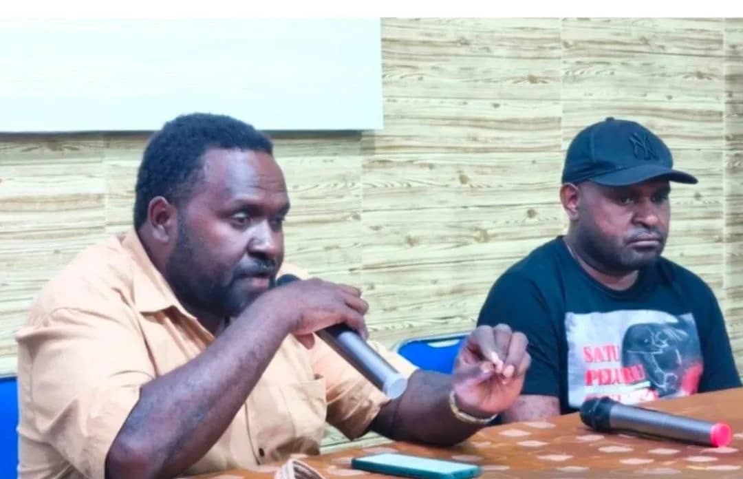Juru Bicara Gubernur Papua Tengah Emanuel You saat menggelar jumpa pers di Nabire
