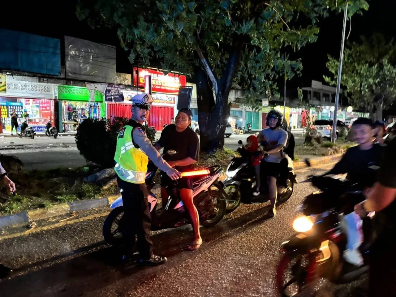 Polisi memeriksa setiap pengendara saat operasi Pekat di Nabire