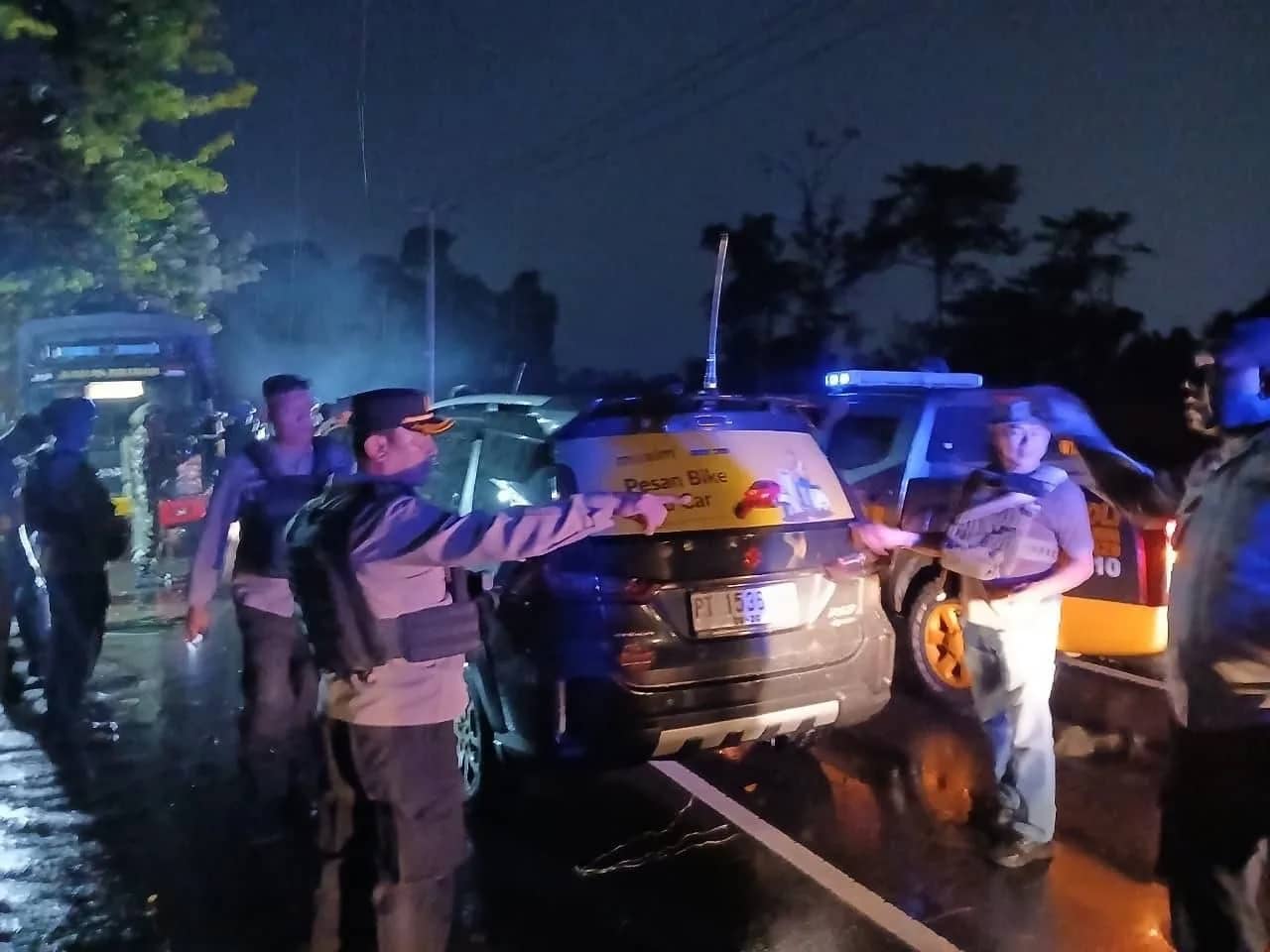 Polres Mimika saat melakukan razia senjata tajam di Distrik Kwamki Narama, Selasa (2/9) lalu.