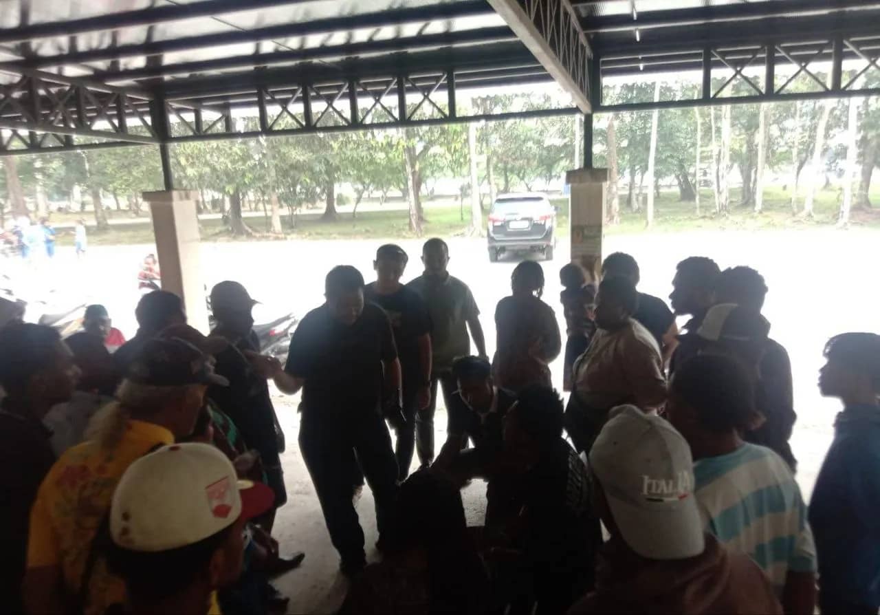 Tampak aparat kepolisian berada di lokasi kejadian dugaan penganiayaan yang menyebabkan seorang remaja berusia 19 tahun meninggal dunia di Perumahan Hope, Timika, Minggu (25/10).