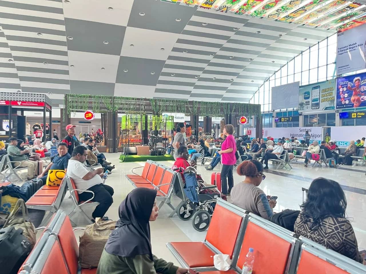 Sejumlah penumpang yang menunggu di Bandara Internasional Sentani