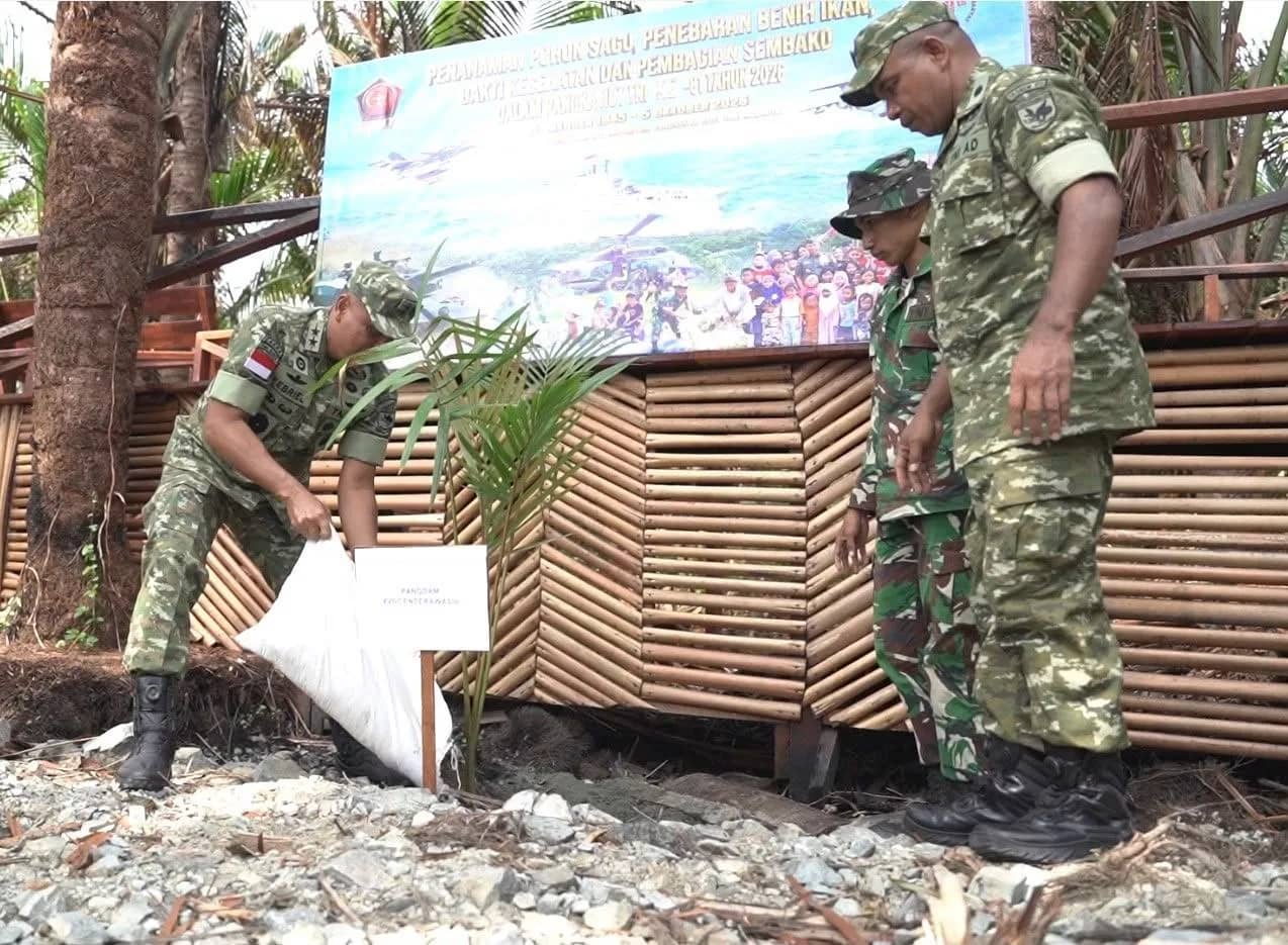Kodam XVII/Cenderawasih saat melakukan penanaman bibit sagu dan penaburan bibit ikan di Danau Sentani