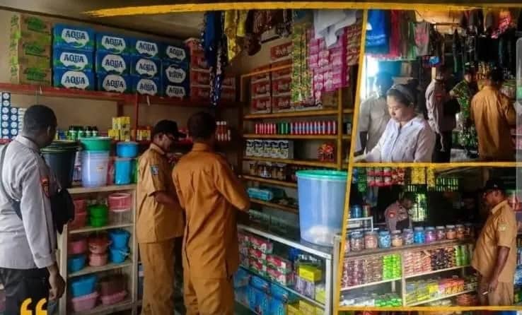 Tim sidak gabungan saat memeriksa barang-barang kedaluwarsa