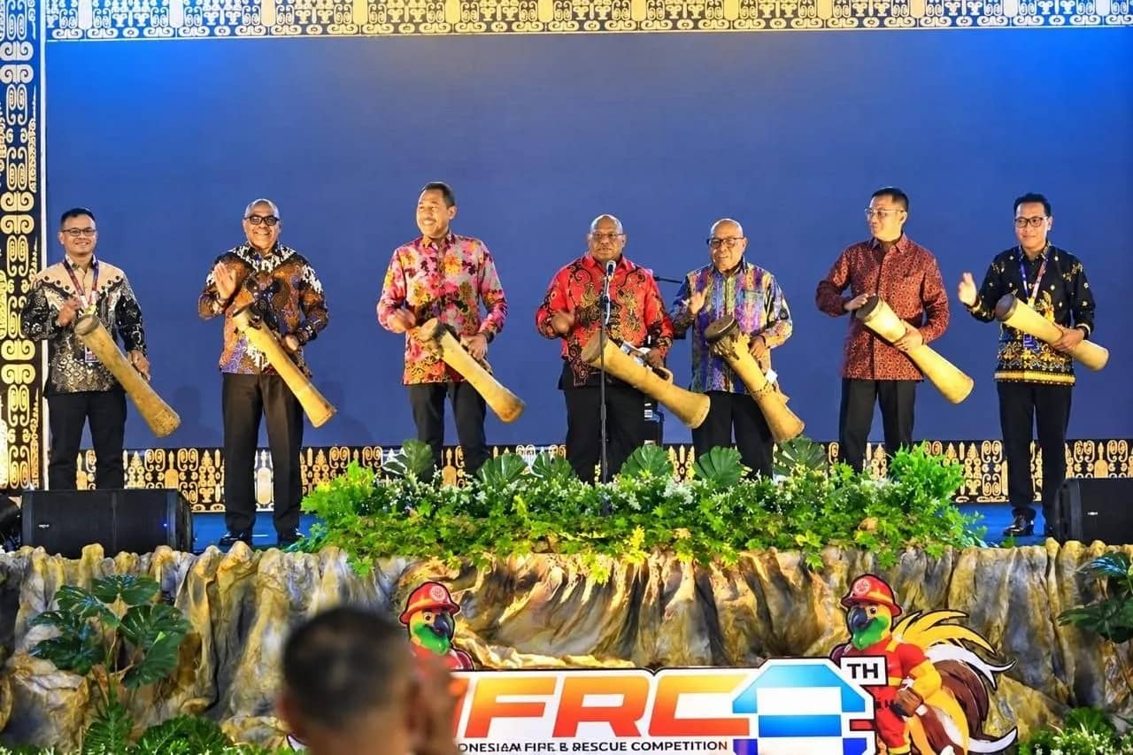 Gubernur Papua Tengah Meki Nawipa (tengah) didampingi Kepala Teknik Tambang PTFI, Carl Tauran (ketiga dari kiri) dan Ketua Panitia IFRC ke-8 Tahun 2026 Periyadi (ujung kanan), menabuh tifa sebagai tanda resmi dibukanya kompetisi IFRC 2026 di Timika, Papua Tengah.