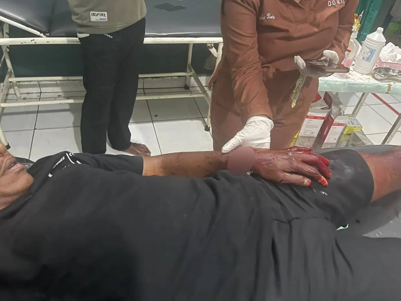 Salah satu korban saat mendapatkan perawatan medis.