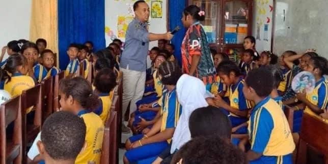 Jaksa Kejari Mimika saat memberikan penyuluhan hukum kepada para pelajar dalam program Jaksa Masuk Sekolah (JMS).