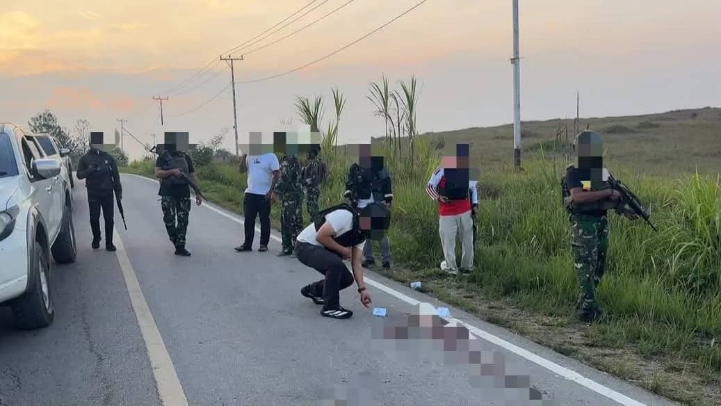 Polisi saat melakukan olah TKP.