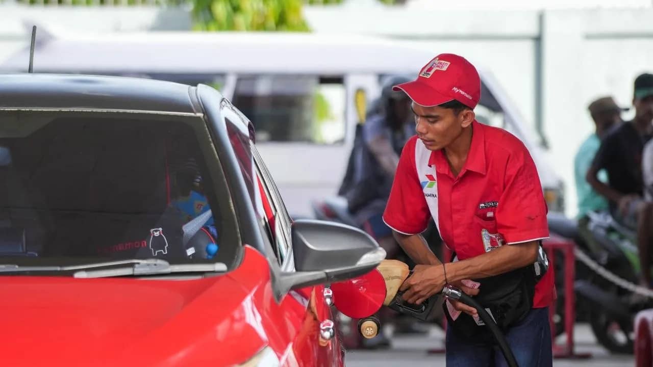 Petugas Pertamina saat melayani pengisian BBM