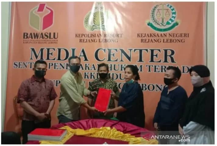 Ilustrasi berita Nasional: Polisi Gagal Hadirkan Paslon Tersangka Pencatutan Dukungan